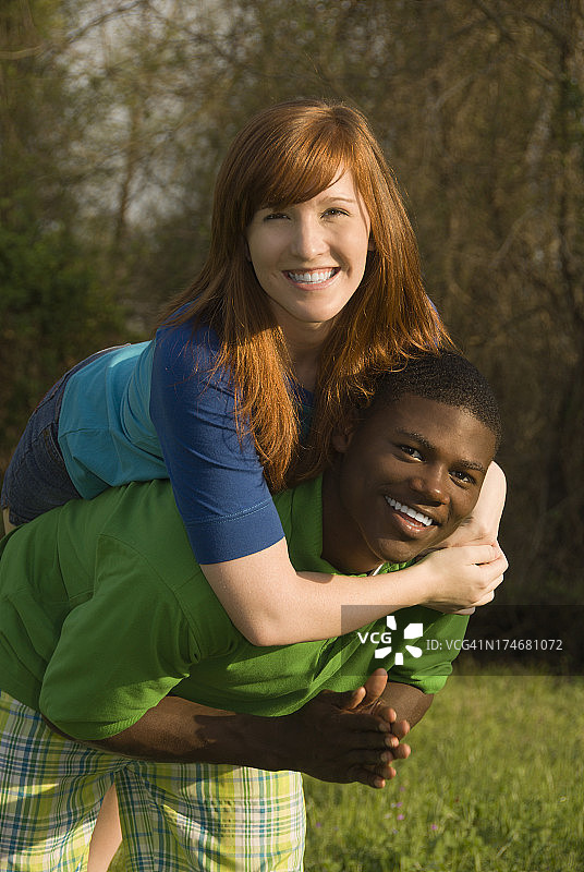 多元种族青少年情侣图片素材