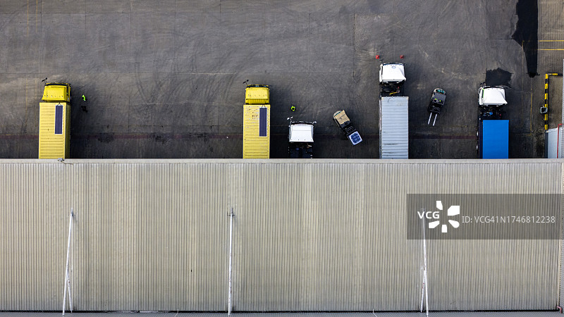 停靠在码头仓库装货的卡车图片素材