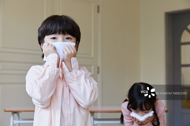 地震疏散演练：儿童与毛巾图片素材