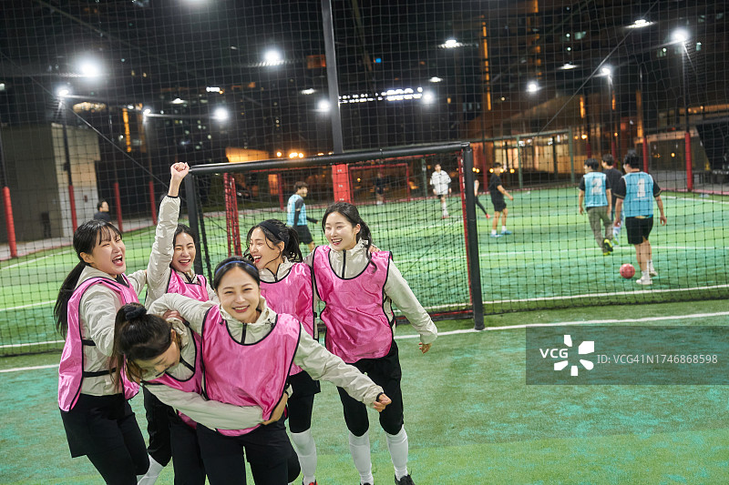 韩国女子室内足球俱乐部聚会欢庆图片素材