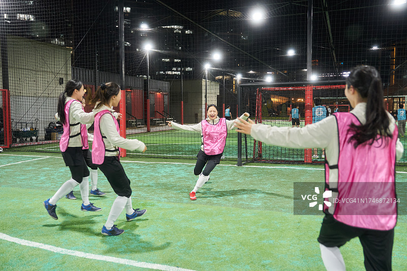 韩国女子室内足球俱乐部聚会欢庆图片素材