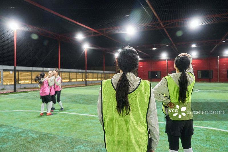 韩国女子室内足球俱乐部小型聚会社交仪式图片素材