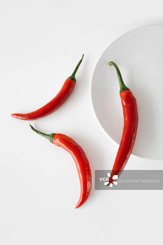 白色背景下的红色辣椒特写图片素材