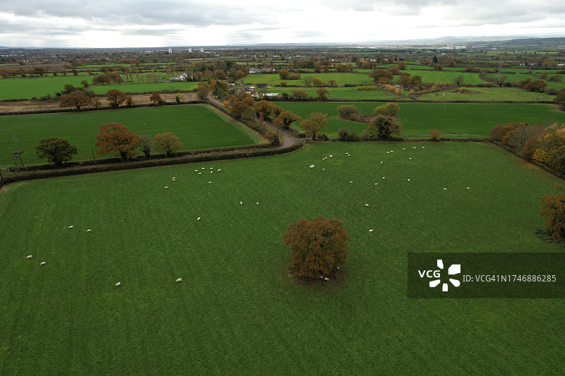 英国柴郡西部和切斯特的绿色景观鸟瞰图图片素材