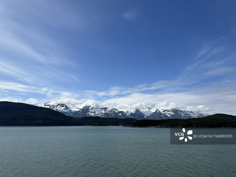 美国阿拉斯加州海恩斯雪山湖泊的风景图片素材