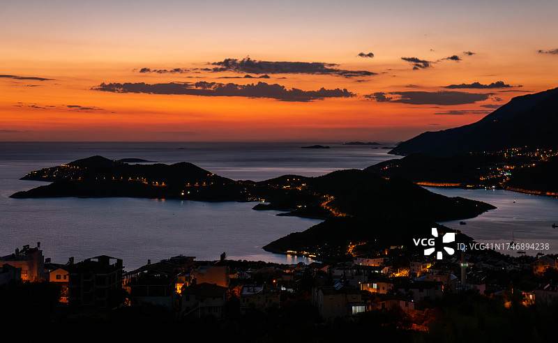 日落时分的海滨城市景观图片素材
