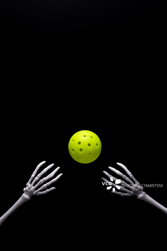 人们在黑色背景下玩球的局部照图片素材