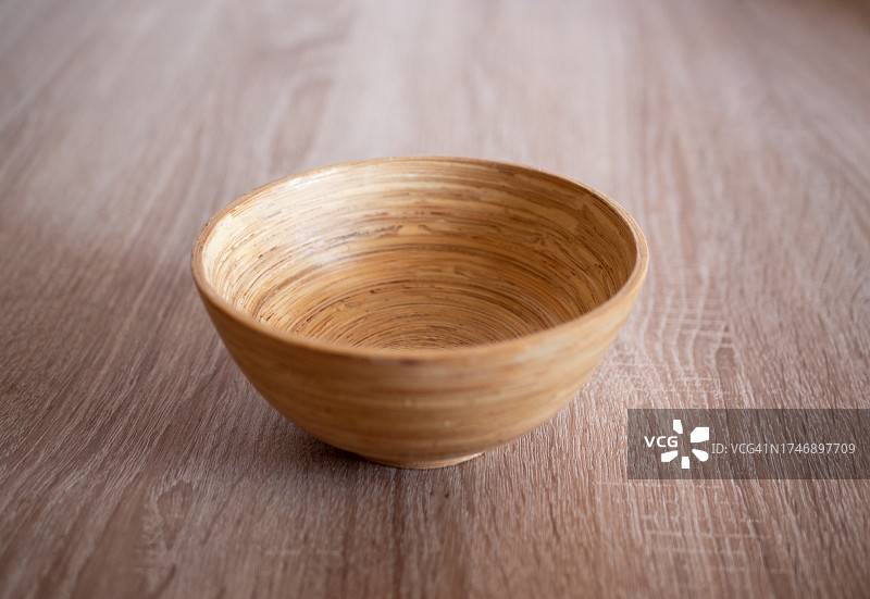 木桌上的空碗特写图片素材