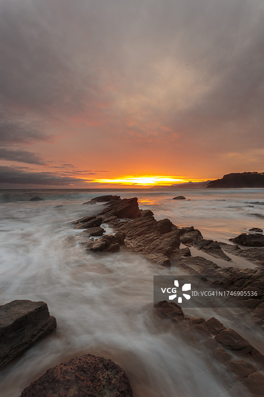 日落时大海对着天空的美景图片素材