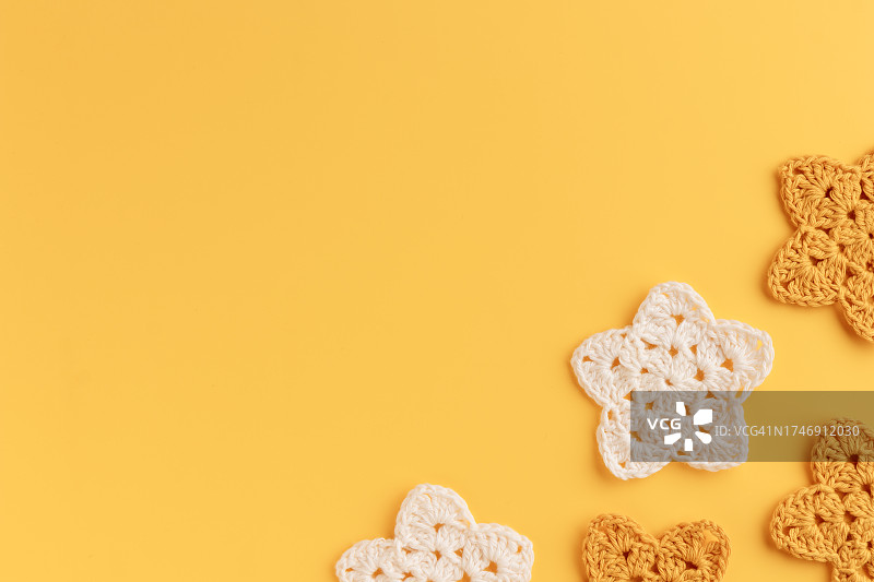 黄色背景下的饼干特写图片素材