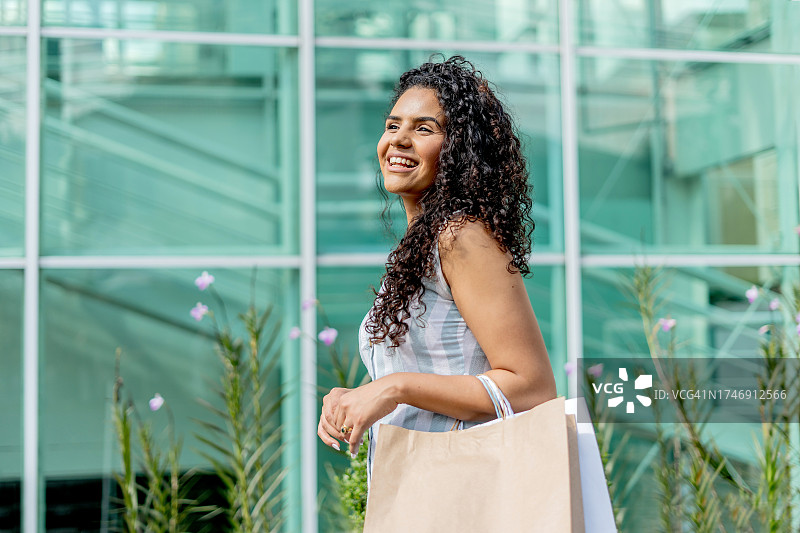 在城市里购物的美丽女人图片素材