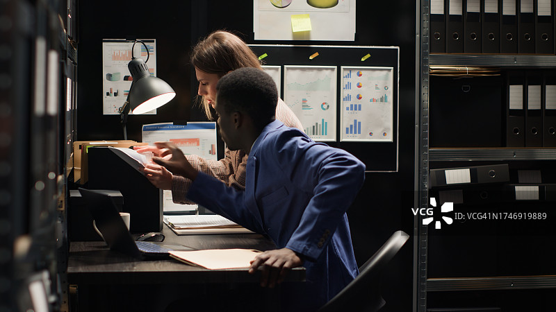 在办公室工作的商务人士图片素材