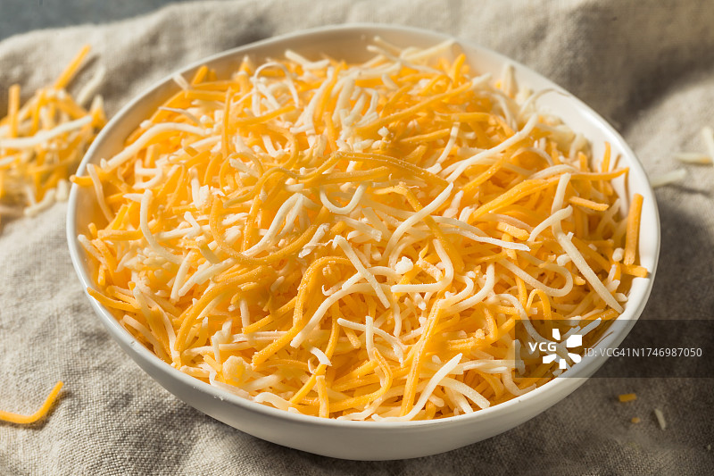 桌上碗中的面条特写，美国图片素材