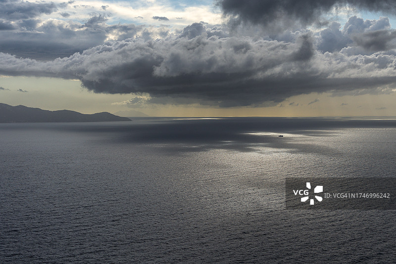 大海对着天空的美景图片素材