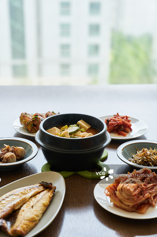 韩国美食大酱汤烤青花鱼小菜图片素材