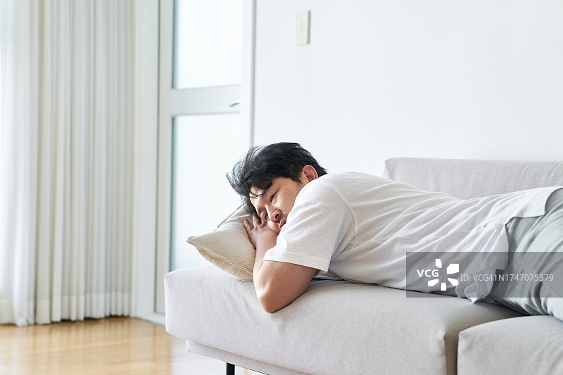 韩国，爸爸，中年，失业，睡觉图片素材