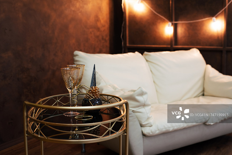 带有玻璃杯的沙发桌：新年和圣诞节家居装饰图片素材