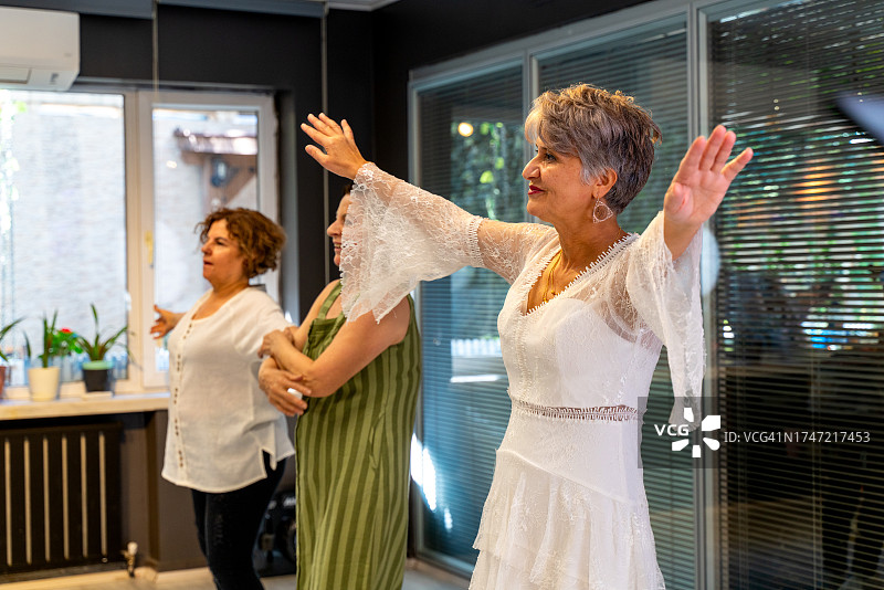 年长的女人享受舞蹈课图片素材