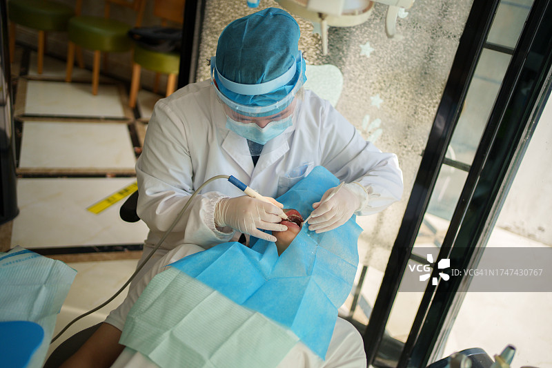 医生正在治疗患者的牙齿图片素材