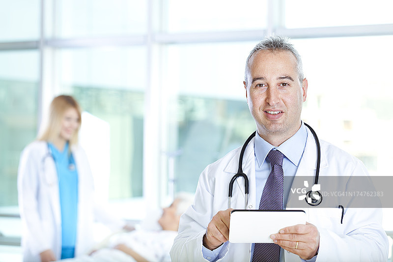 医生和老年病人交谈图片素材