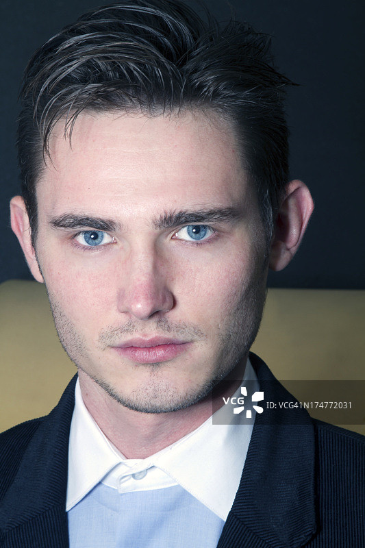 年轻商人，表情严肃图片素材