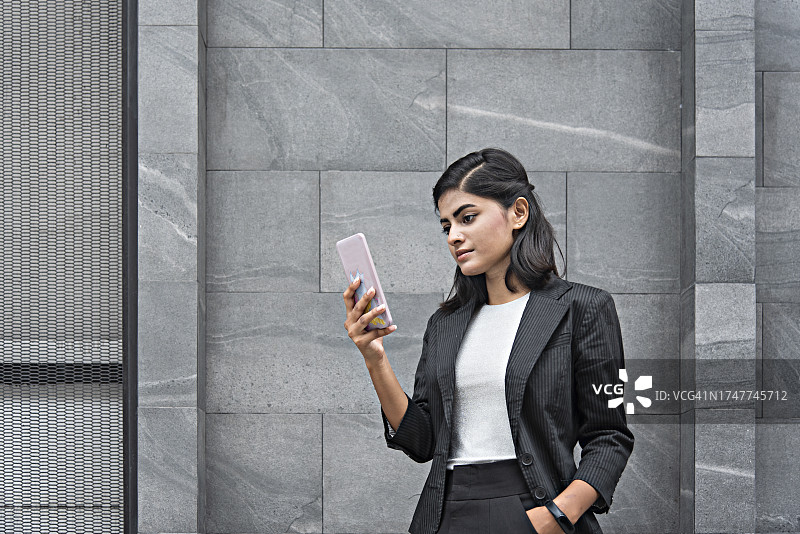 年轻职业女性看手机图片素材