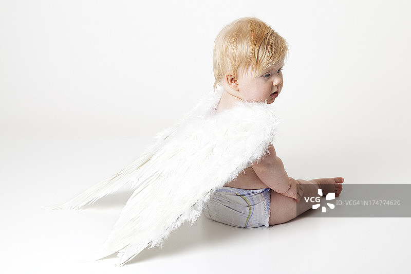长着天使翅膀的婴儿图片素材