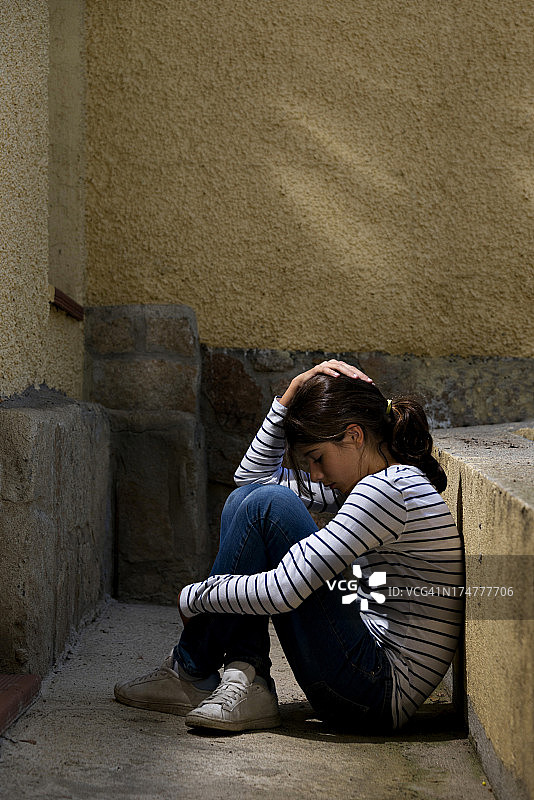 孤独的女孩图片素材