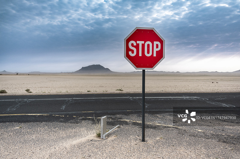 纳米比亚沙漠公路上的红色停止标志图片素材
