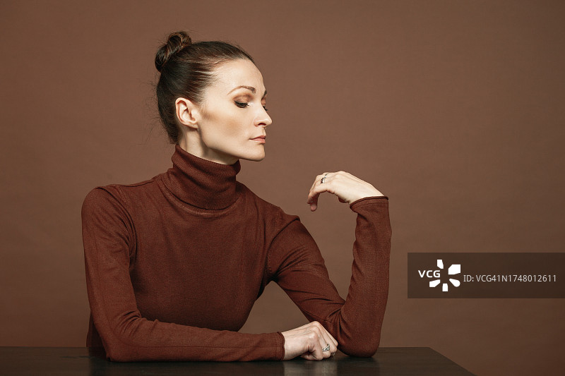 35岁迷人女性的艺术写真图片素材