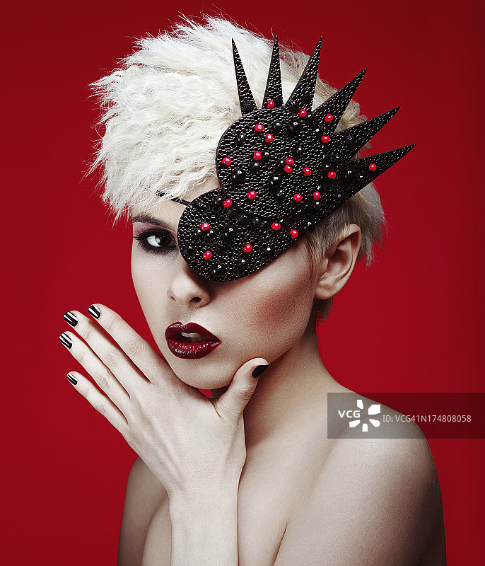 戴着眼罩的时尚女人图片素材