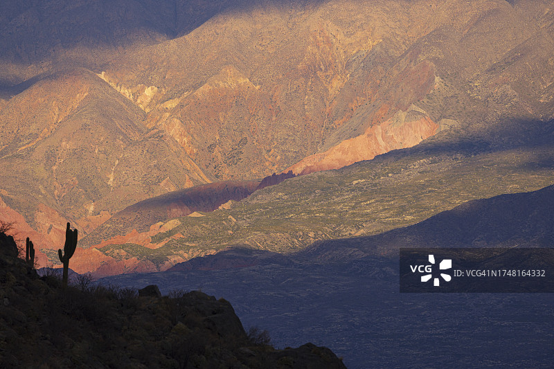 卡法亚特背后的群山图片素材