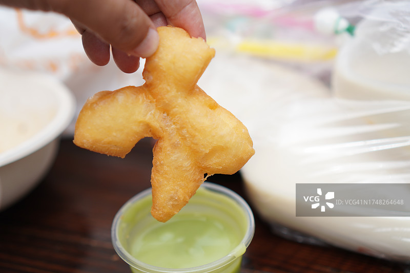 蘸着香兰酱的油条图片素材