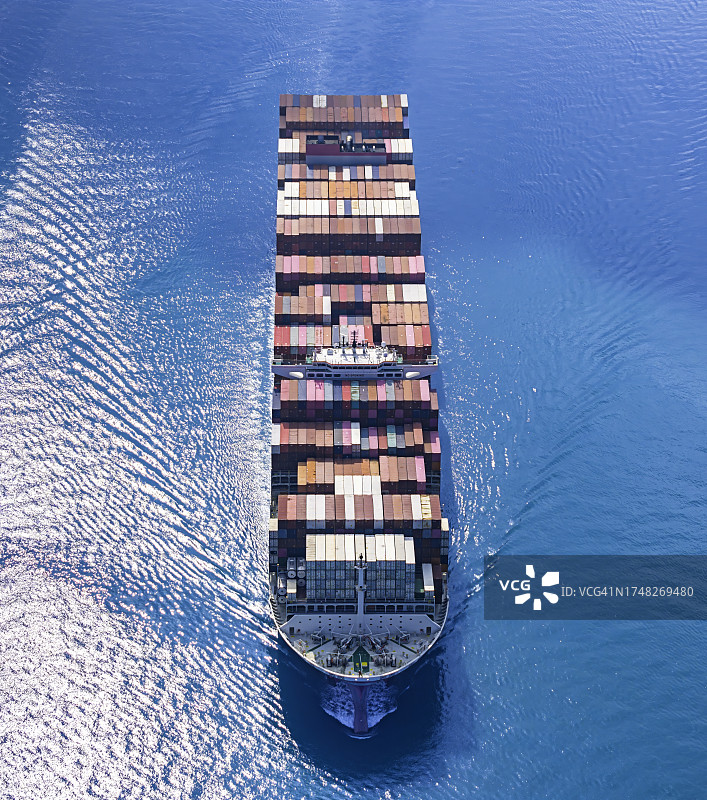 在蓝色海洋中运输货物的集装箱船航拍图片素材