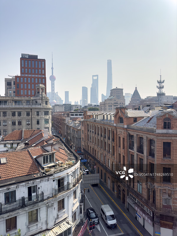 从上海酒店露台看到的陆家嘴天际线图片素材