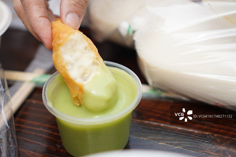 蘸着香兰酱的油条图片素材