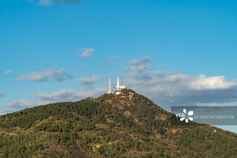 秋日山丘上的塔图片素材