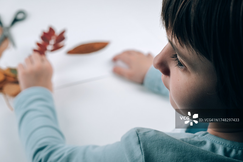 孩子们制作秋季手工艺品图片素材