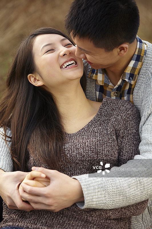 快乐的年轻情侣在调情图片素材