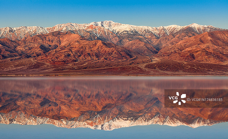 山反射图片素材