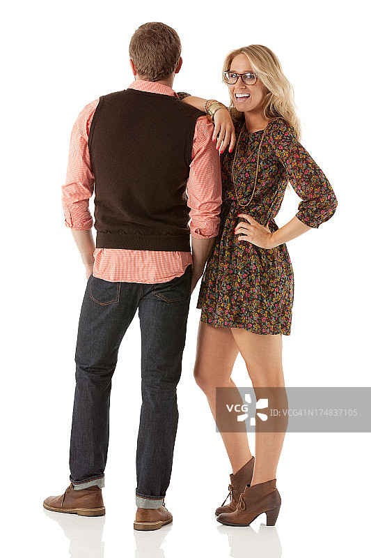 快乐的女人和她的男朋友站在一起图片素材