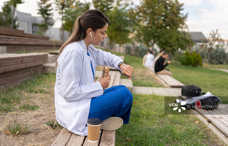 午休时间的女医生图片素材