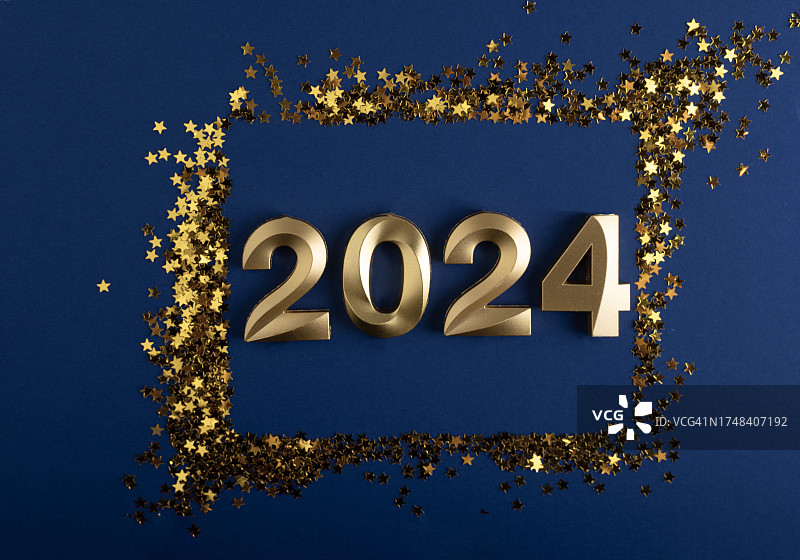 蓝色背景上金色相框中的数字2024图片素材