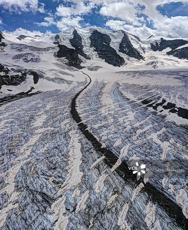 佩尔斯冰川与背景中的皮兹帕吕峰航拍景色图片素材