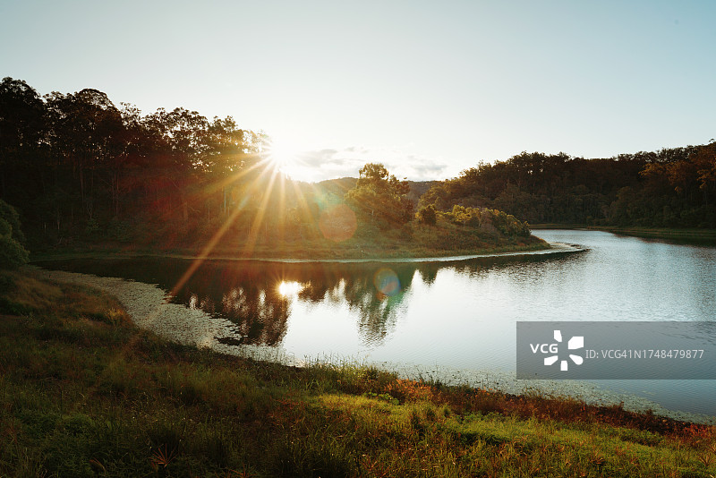 秋末傍晚时分的布里斯班上布鲁克菲尔德黄金溪水库图片素材
