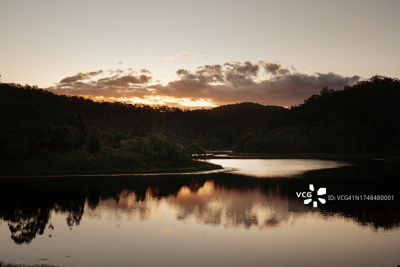 秋末傍晚时分的布里斯班上布鲁克菲尔德黄金溪水库图片素材