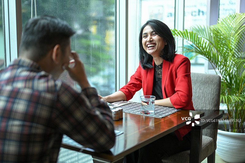 讨论亚洲商人图片素材