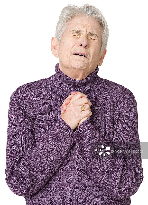 忧虑的老年妇女在祈祷图片素材