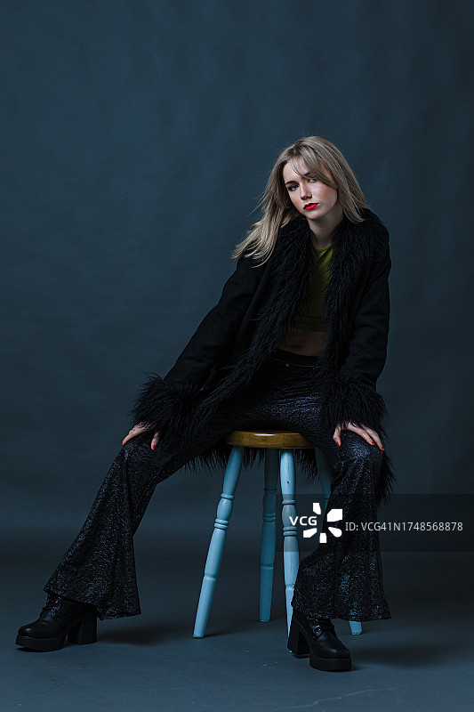 身穿黑色外套的时尚女人图片素材