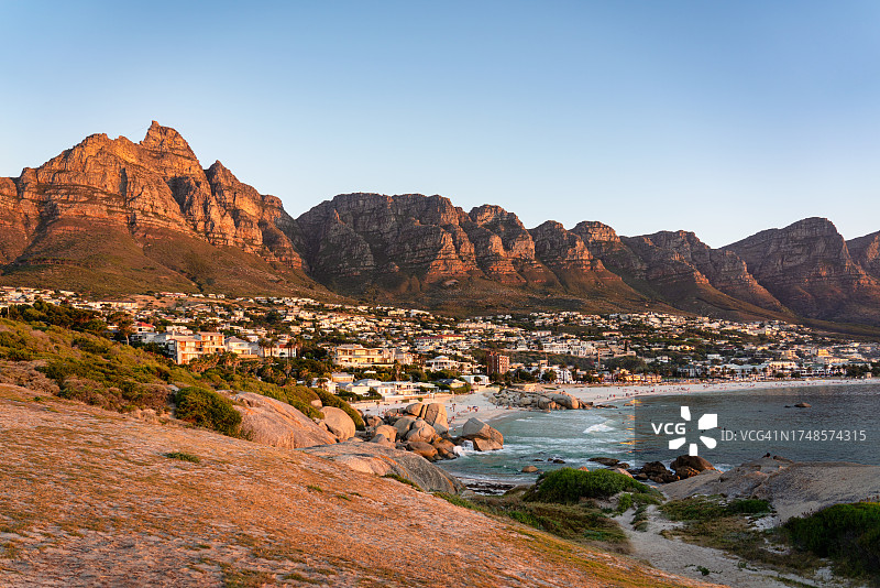 南非开普敦坎普斯湾夏季温暖的日落黄昏图片素材